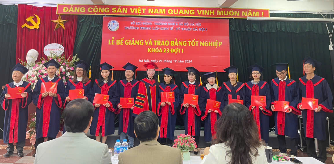 photos/tintuc-sukien/TN_K23_1/Trao-Bang.jpg
